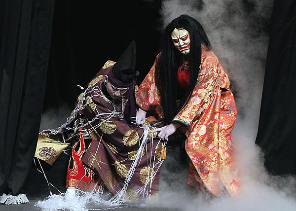 英文解說有著千年歷史的日本傳統藝能「神樂」!