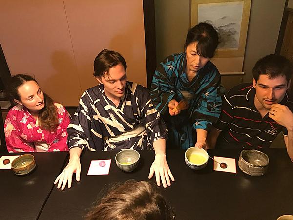 在擁有100年歷史的古民宅,一邊欣賞日本庭園美景,一邊享用京料理、體驗抹茶