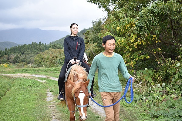 乘坐於馬背上眺望佐渡絕景,體驗大佐渡山麓的騎馬散步。